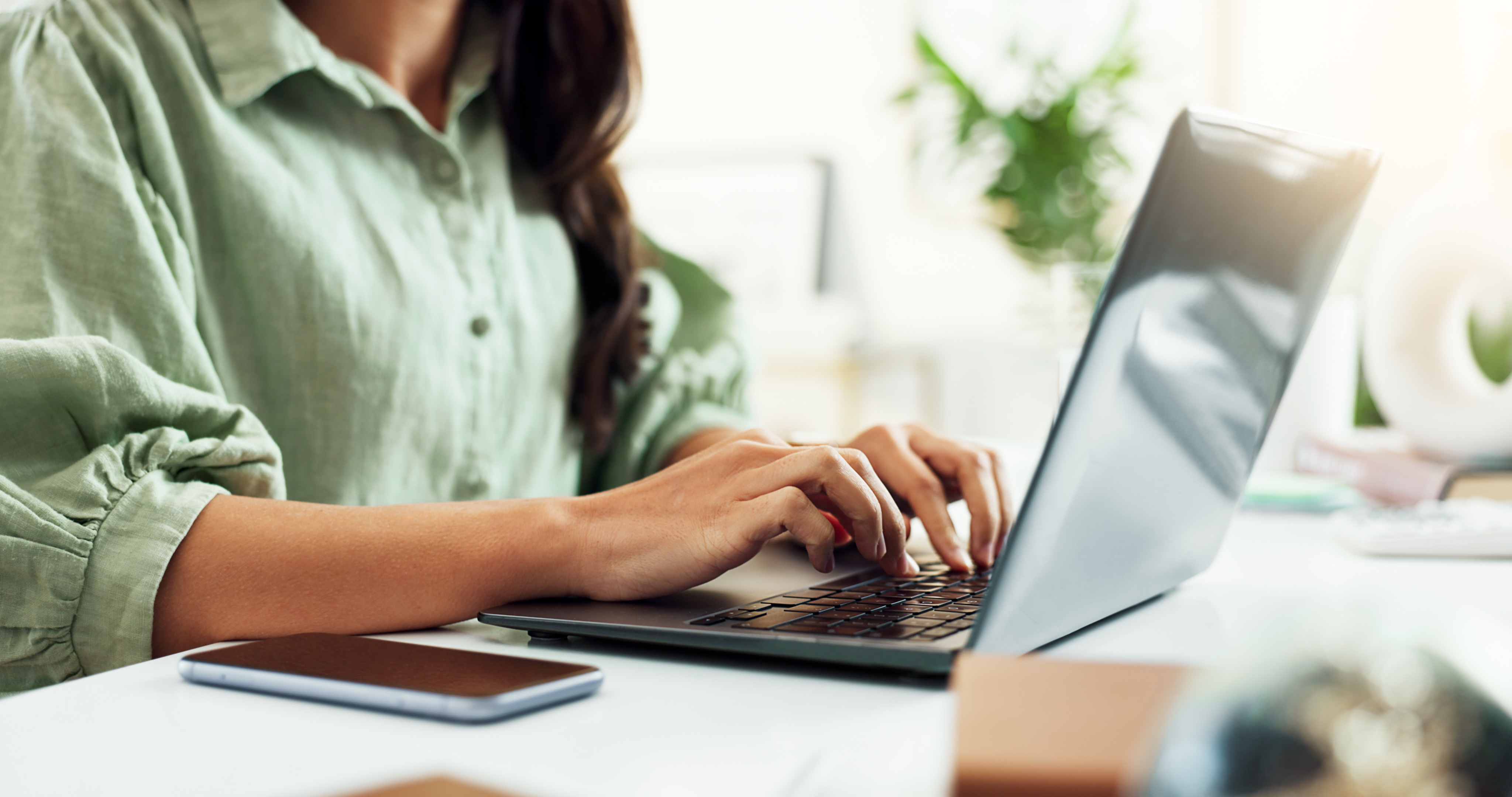 Frauenhände auf einer Tastatur