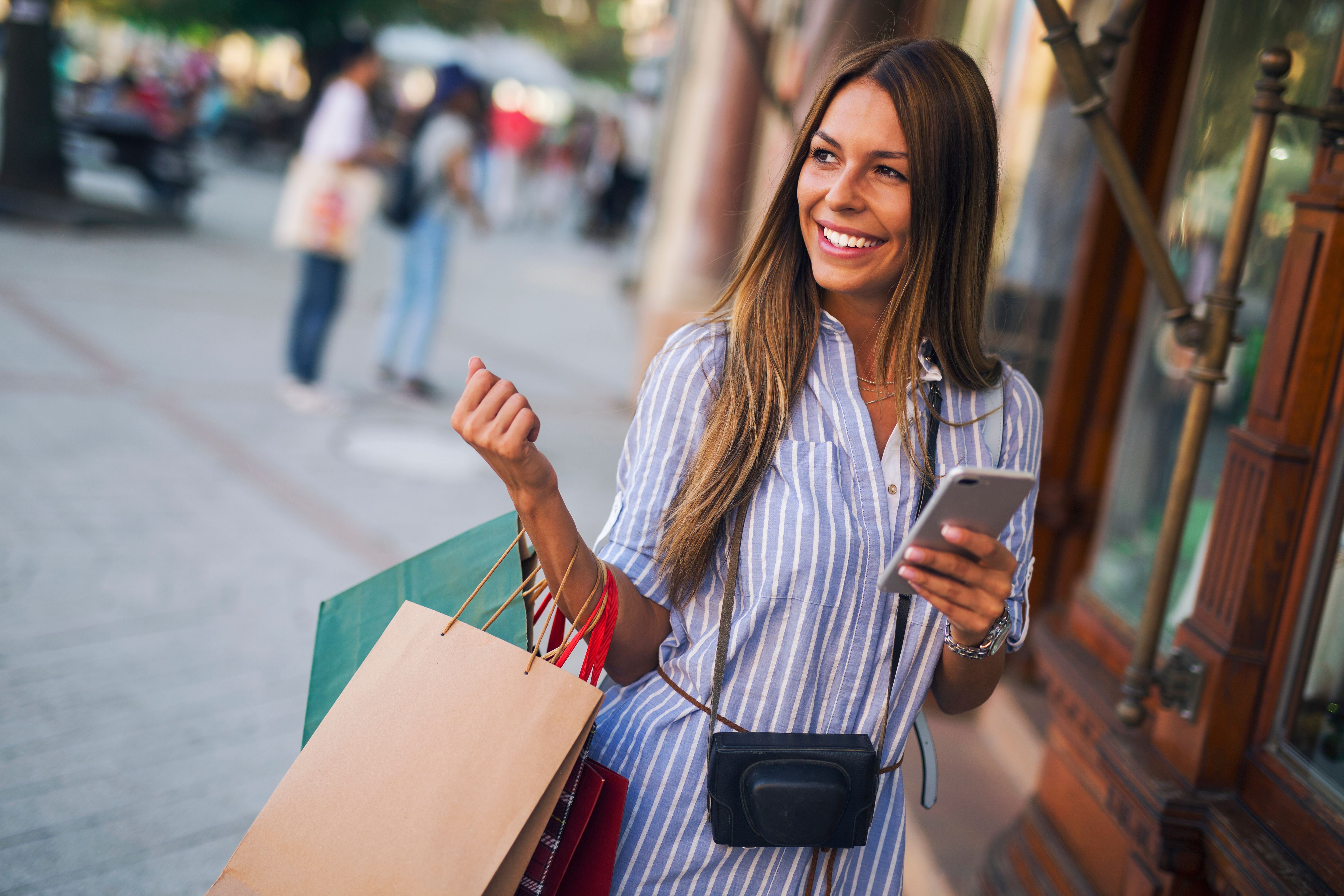 Frau mit Einkaufstüten