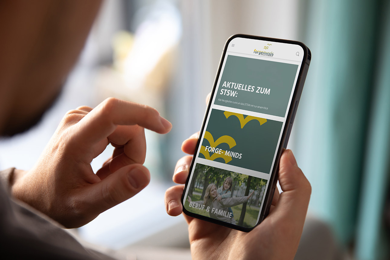 Person hält ein Handy mit Forgeminds hoch